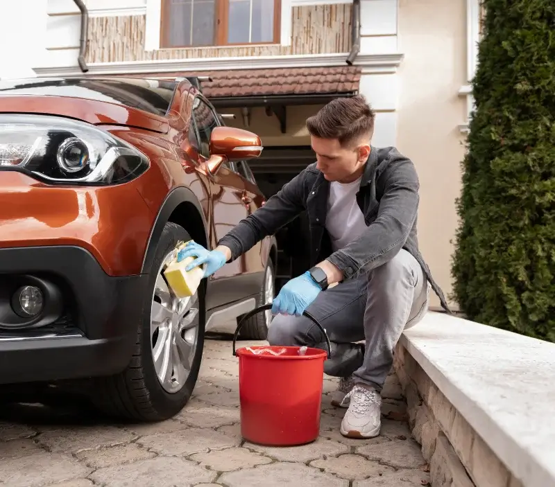 Lavage auto à domicile Saint-Bonnet-l'Enfantier : professionnel intervenant sur un véhicule
